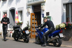 Motorr�der vorm Haus Schwaben